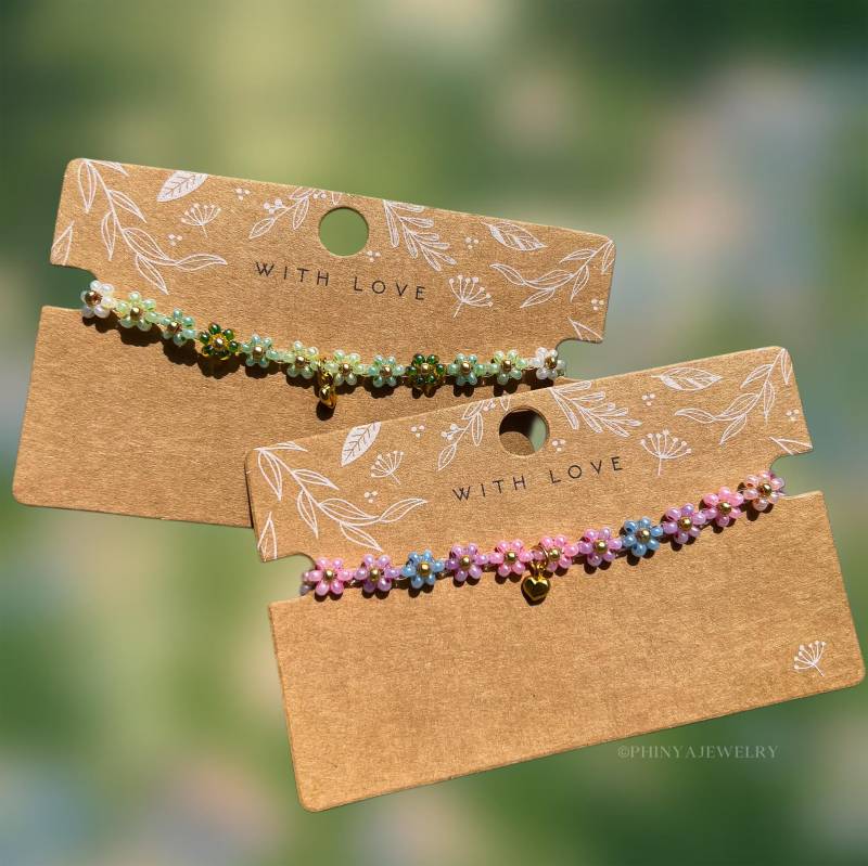 Handgemachtes Miyukiperlenarmband in Modell „Maliah" Mit Herzanhänger || Buntes Blümchenarmband Handmade Gift von PhinyaJewelry