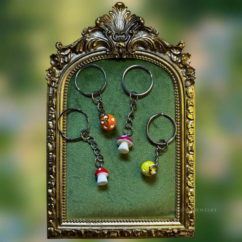 Süßer Schlüsselanhänger in Modell „Kleiner Pils" || Handmade Gift von PhinyaJewelry