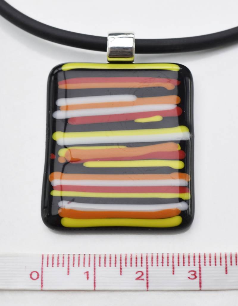 Anhänger Aus Verschmolzenem Glas, Bunt Auf Schwarzem Hintergrund | P1008 von Phleos