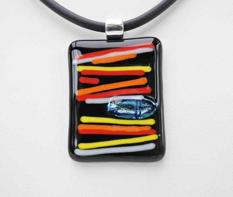 Anhänger Glas Geschmolzen, Mehrfarbig Auf Schwarzem Sockel von Phleos