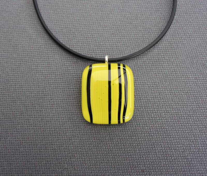 Geschmolzene Glas, Schwarz Gestreiften Gelb-Anhänger, 2, 8 X 2, 3 cm, Verstellbare Länge von Phleos