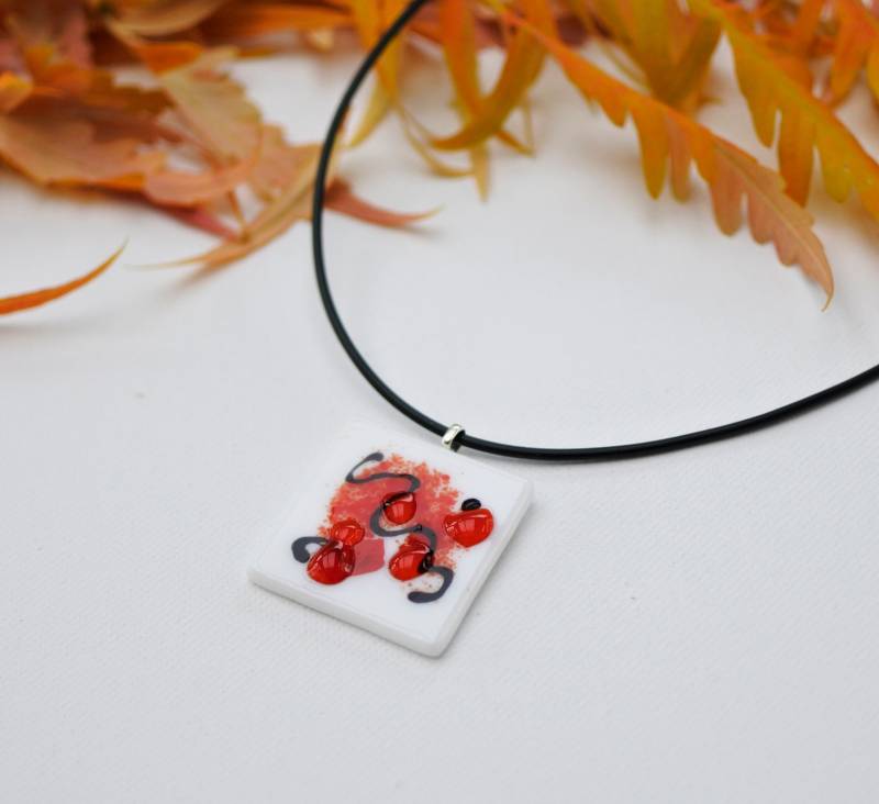 Geschmolzene Glas Anhänger, Square | 3, 4 cm, Weiß, Rot, Verstellbare Kette von Phleos