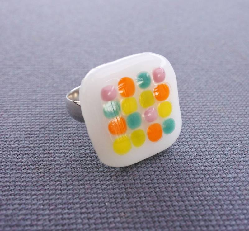 Geschmolzener Glasring, Verstellbar, Mehrfarbig Auf Weißem Hintergrund, Quadratisch | 2 cm von Phleos