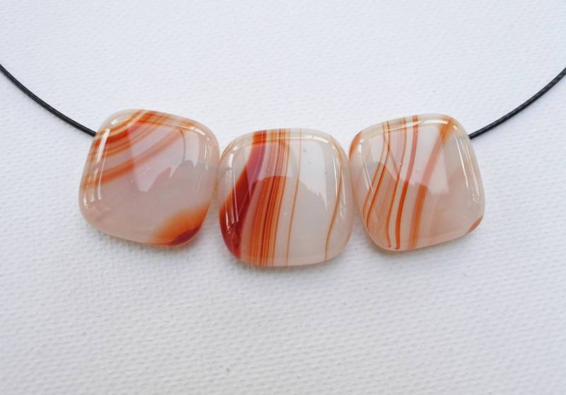 Karamellfarbener Zebra-Anhänger in Weiß von Phleos