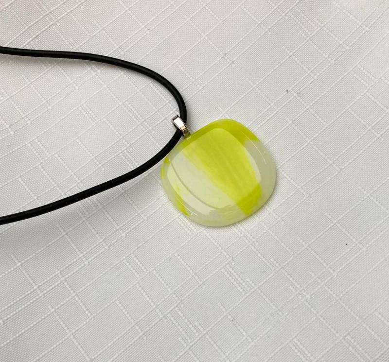 P9-Anhänger, Gelb Und Weiß in Fusing - 4, 2 cm X Großes Medaillon, 46 Langes Gummiband, Mit Metallverschluss von Phleos