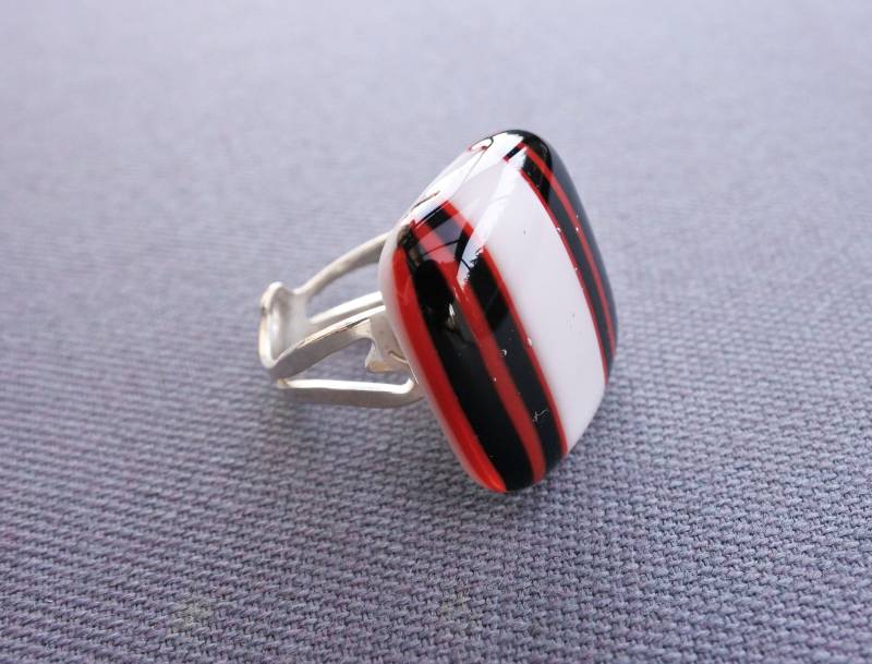Ring Aus Geschmolzenem Glas, Verstellbar, Quadratisch | 2, 4 cm, Schwarz, Weiß, Rot von Phleos