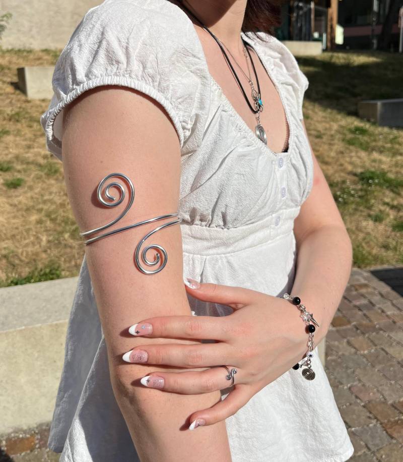 Silberfarbener Armreif - Boho-Stil Statement Schmuck von PhloxyShop