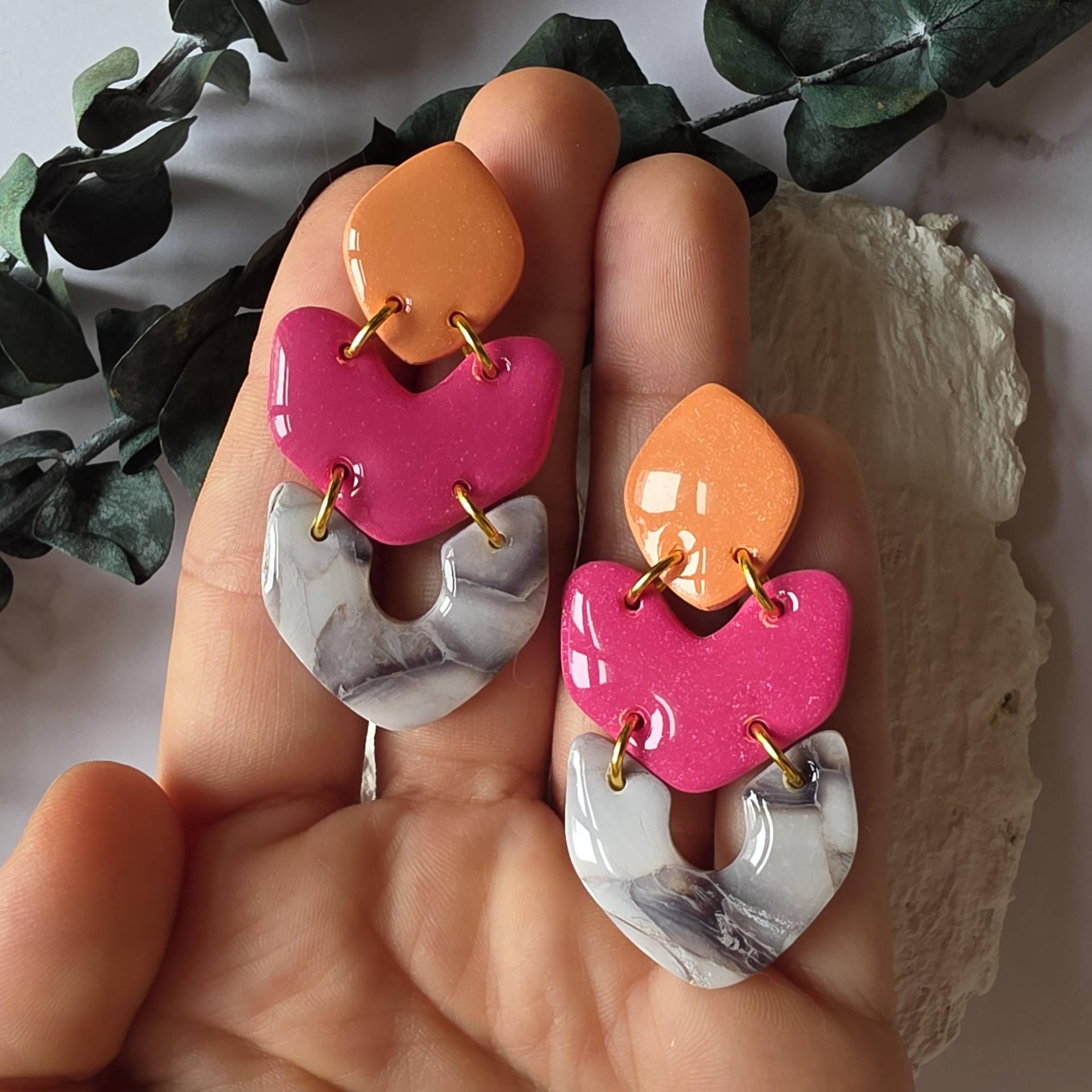 Dreiteilige Statement Ohrringe - Polymer Clay Design Mit Marmorstruktur, Leuchtend Pink-Orange, Leicht & Handgemacht Dreiteilige Statement Ohrringe - Polymer Clay Design Mit Marmorstruktur, Leuchtend Pink-Orange, Leicht & Handgemacht von PhoebeClayDesign