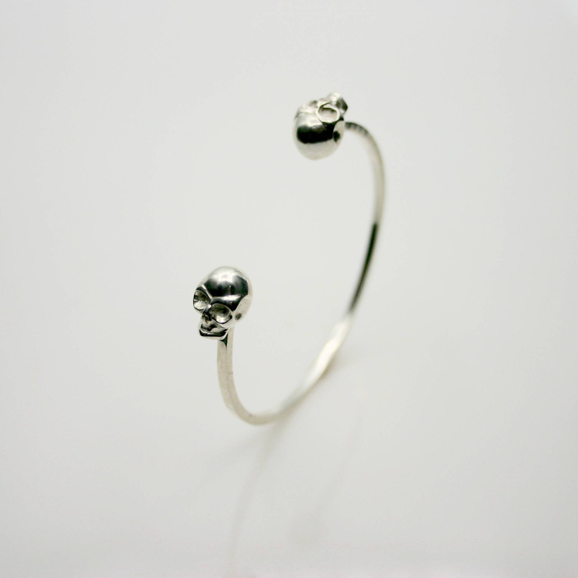 Doppel-Schädel-Armreif, Doppelt Schädel Armreif, Schädel-Armreif, Schädel-Armband, Manschette, Sterling Silber Totenkopf Armreif von PhoebeNYCJewelry