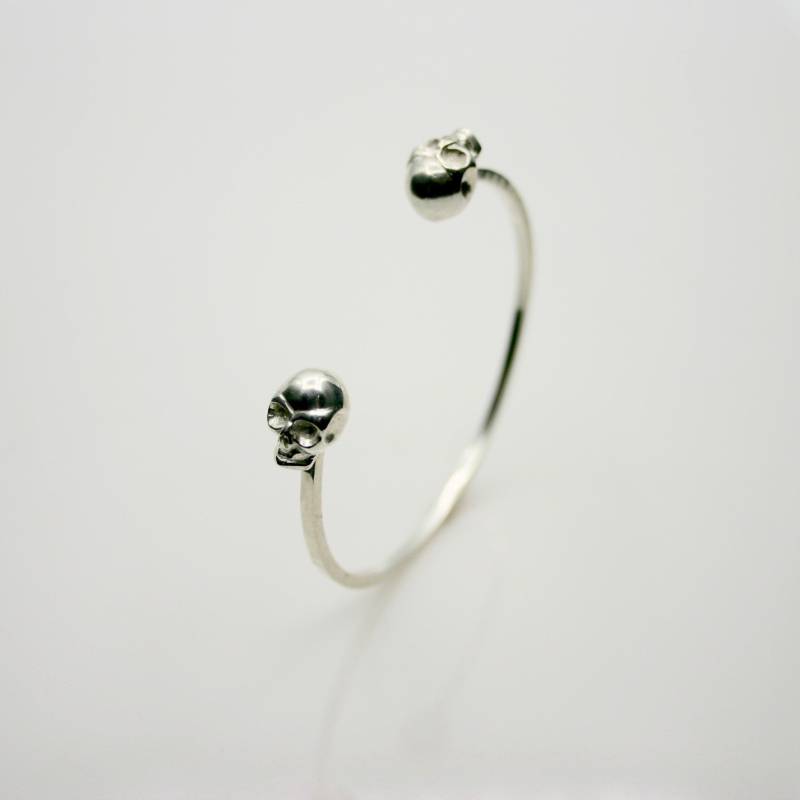 Doppel-Schädel-Armreif, Doppelt Schädel Armreif, Schädel-Armreif, Schädel-Armband, Manschette, Sterling Silber Totenkopf Armreif von PhoebeNYCJewelry
