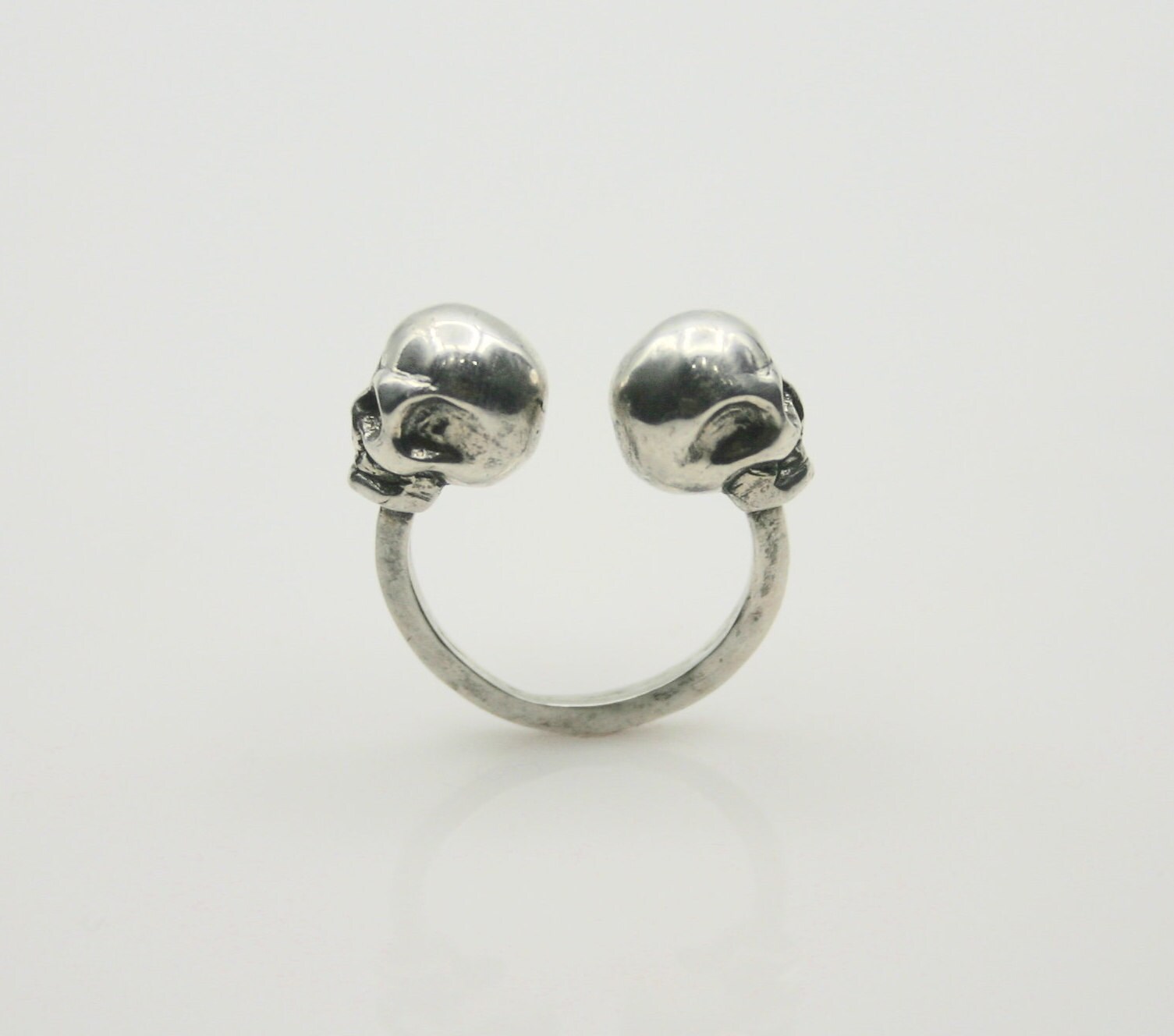Twin Totenkopfring, Doppelt Midi-Schädel-Ring, Gemini Skull Ring, Mini Sterling Silber Biker Ring von PhoebeNYCJewelry