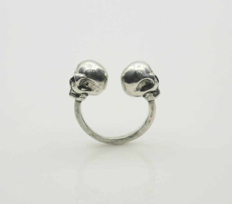 Twin Totenkopfring, Doppelt Midi-Schädel-Ring, Gemini Skull Ring, Mini Sterling Silber Biker Ring von PhoebeNYCJewelry