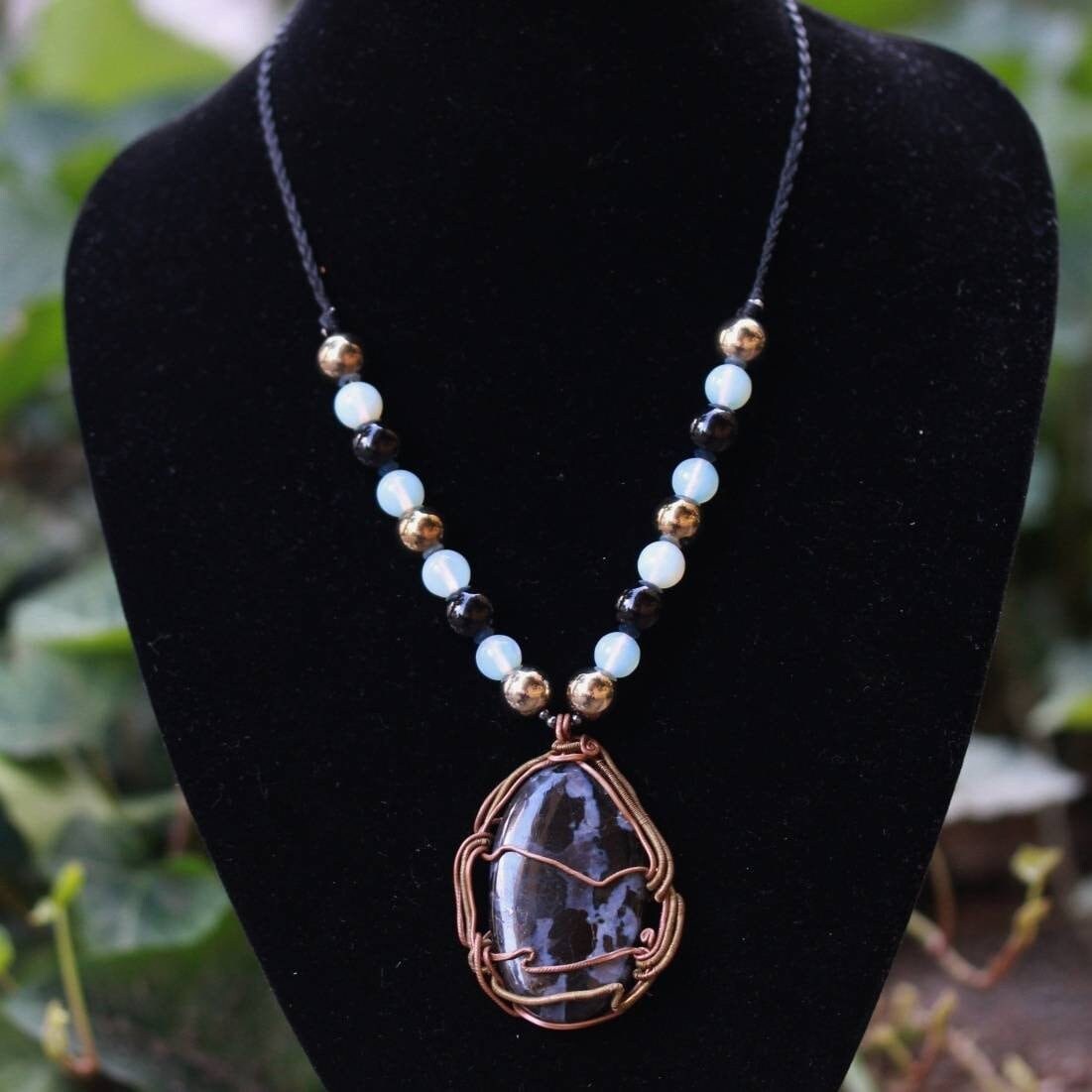 Handgemachte Gabronit Kette Schwarz Und Weiß Ästhetisch, Norwegen Mineral in Wire Wrap Anhänger, Perlenkette Auf Makrameefaden Handgemachte Gabronit Kette Schwarz Und Weiß Ästhetisch, Norwegen Mineral in Wire Wrap Anhänger, Perlenkette Auf Makrameefaden von PhoenixArtwear