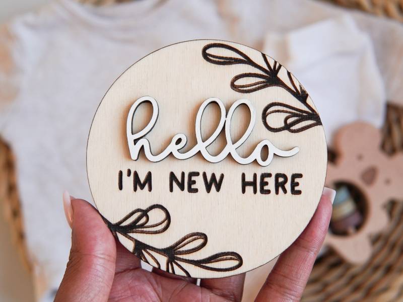 Baby Ankunftsplakette Geburtsanzeige Zeichen Hallo Im Neu Hier Plakette Welt Neugeborene Ankündigung Foto Requisite Holz Geburt Ankunftsschild von PhoenixCove