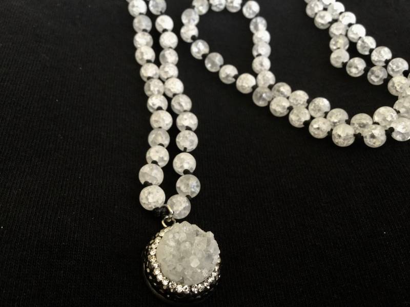 6 Mm Knisterachat, Mit Einem Druzy Quarz Anhänger 6 Mm Knisterachat, Mit Einem Druzy Quarz Anhänger von PhoenixMala