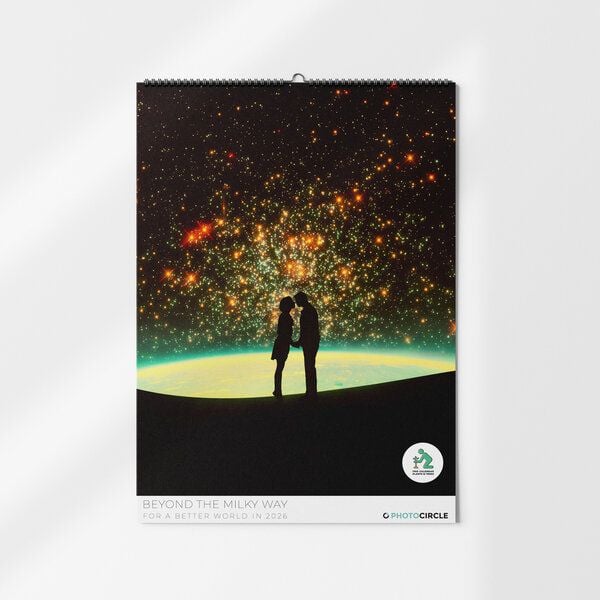 Photocircle Kalender 2026 – Beyond the Milky Way mit surrealen Space Illustrationen von Taudalpoi von Photocircle