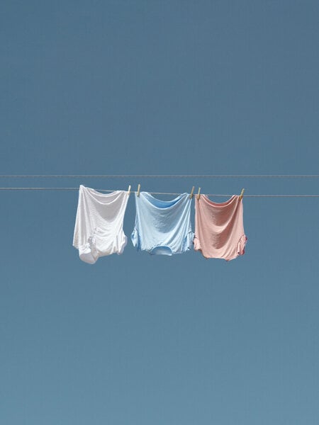 Photocircle Minimal Poster / Leinwandbild / Kunstdruck / Wandbild - Laundry on a wire von Photocircle