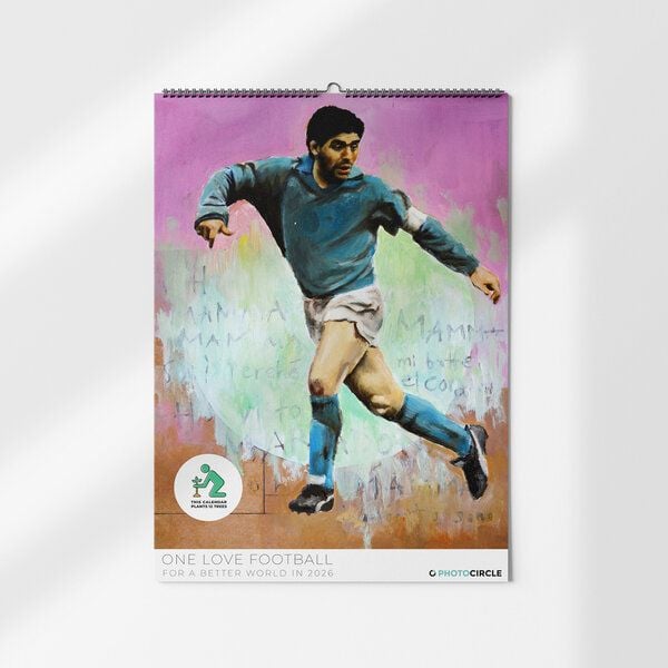Photocircle One Love Fußball Wandkalender 2026 mit Vintage Illustrationen von Maradonna, Bergkamp, Pele und Del Piero von Photocircle