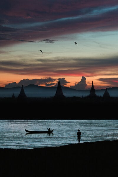 Photocircle Poster / Leinwandbild - Evening Along the Irrawaddy River von Photocircle