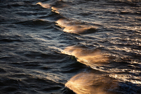 Photocircle Poster / Leinwandbild - Sunkissed Waves von Photocircle