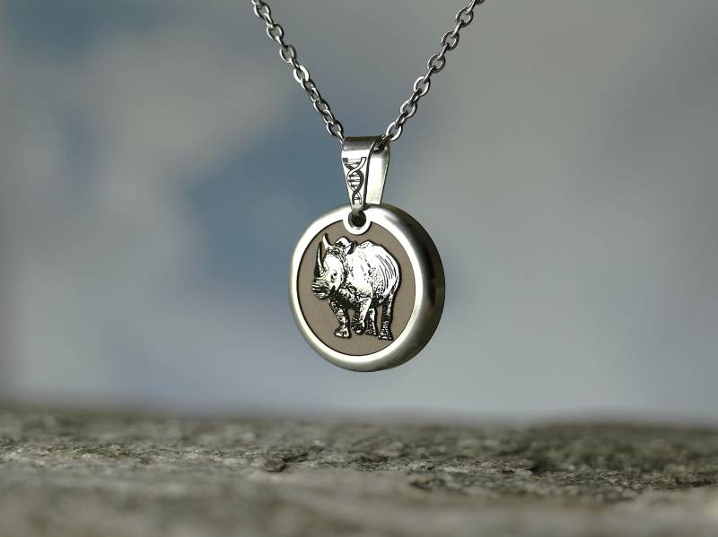 Breitmaulnashorn, Kettenanhänger Für Wildtierfans, Edelstahl, Natur Inspiriert, Geschenkidee Naturliebhaber Breitmaulnashorn, Kettenanhänger Für Wildtierfans, Edelstahl, Natur Inspiriert, Geschenkidee Naturliebhaber von Photonenwerkstatt