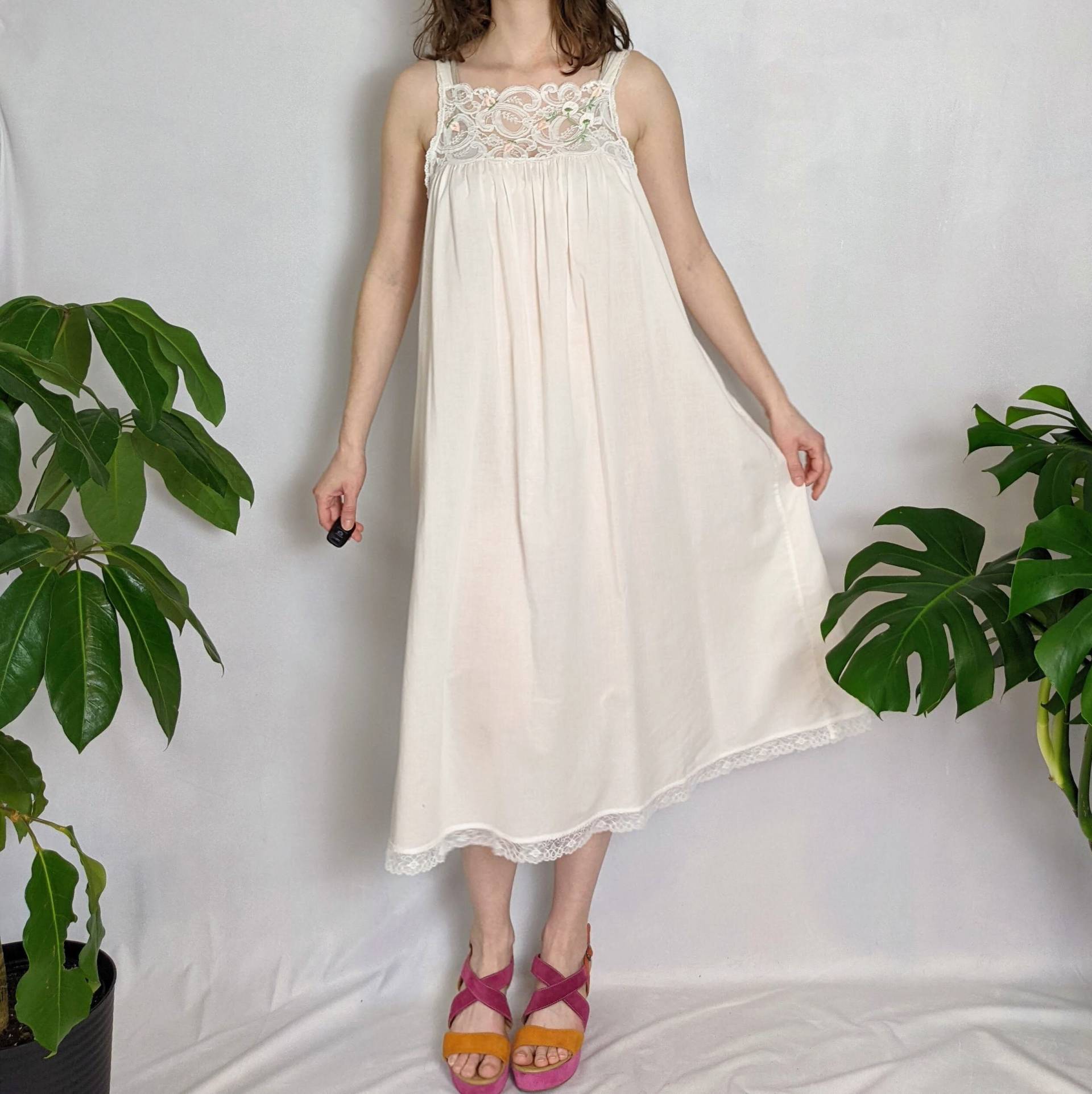 Vintage Hellrosa Nachthemd Spitze & Bestickt 1970Er Jahre Eve Stillman von Phrodyte