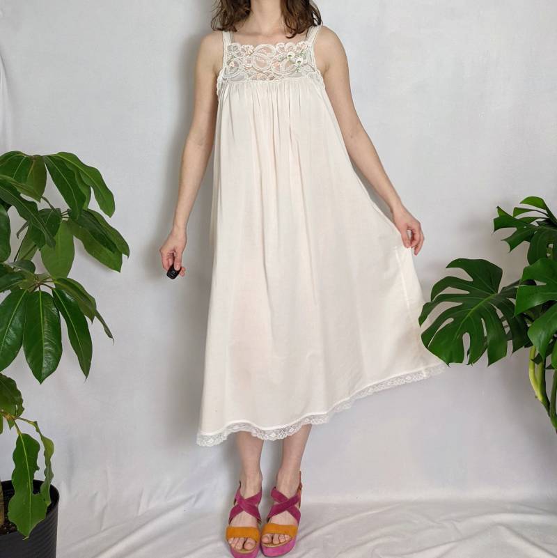 Vintage Hellrosa Nachthemd Spitze & Bestickt 1970Er Jahre Eve Stillman von Phrodyte