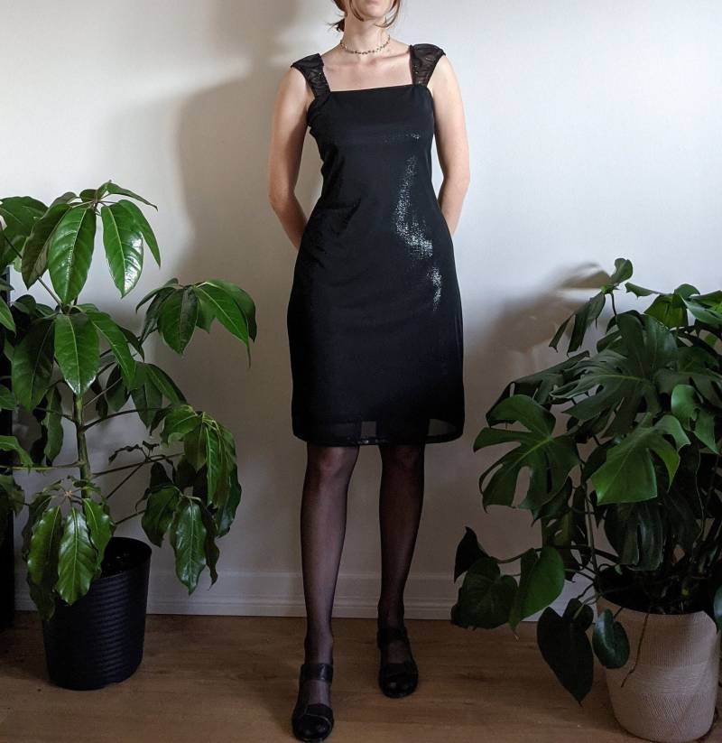 Vintage Kleines Schwarzes Kleid Funkelnde Maschen 1990Er Jahre Erforderliche Objekte von Phrodyte