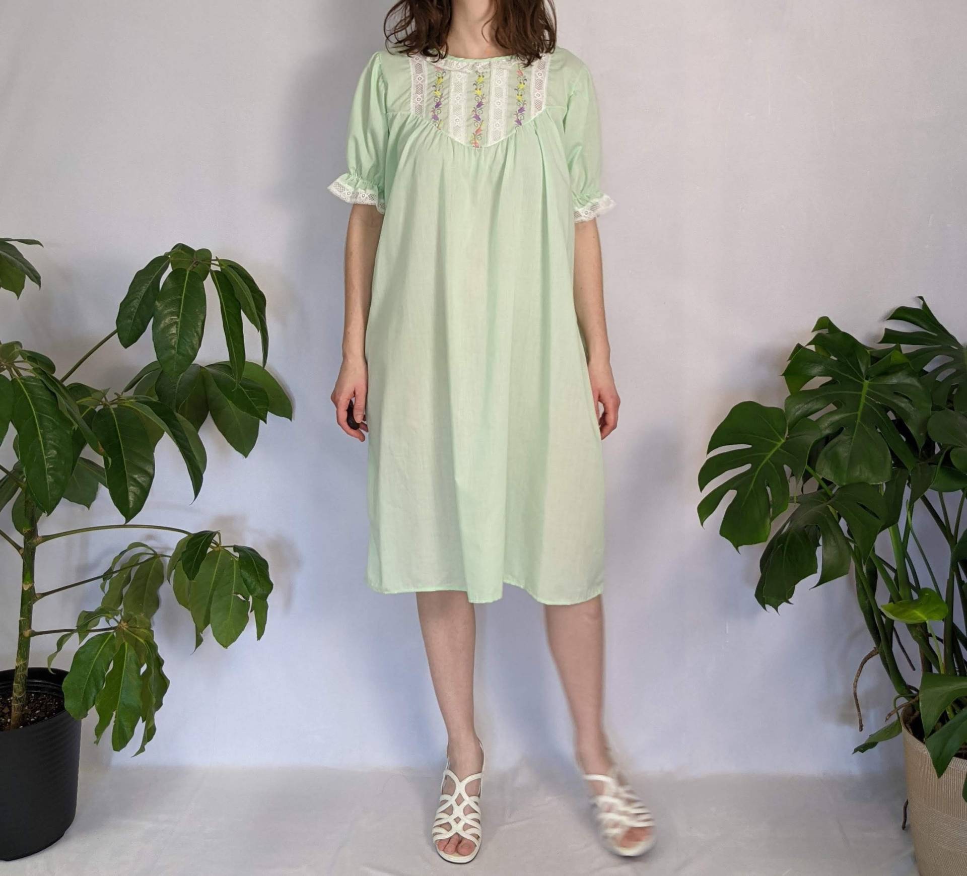 Vintage Puffärmel Pastell/Neon Grün Floral Besticktes Nachthemd 1960Er Jahre Handarbeit von Phrodyte