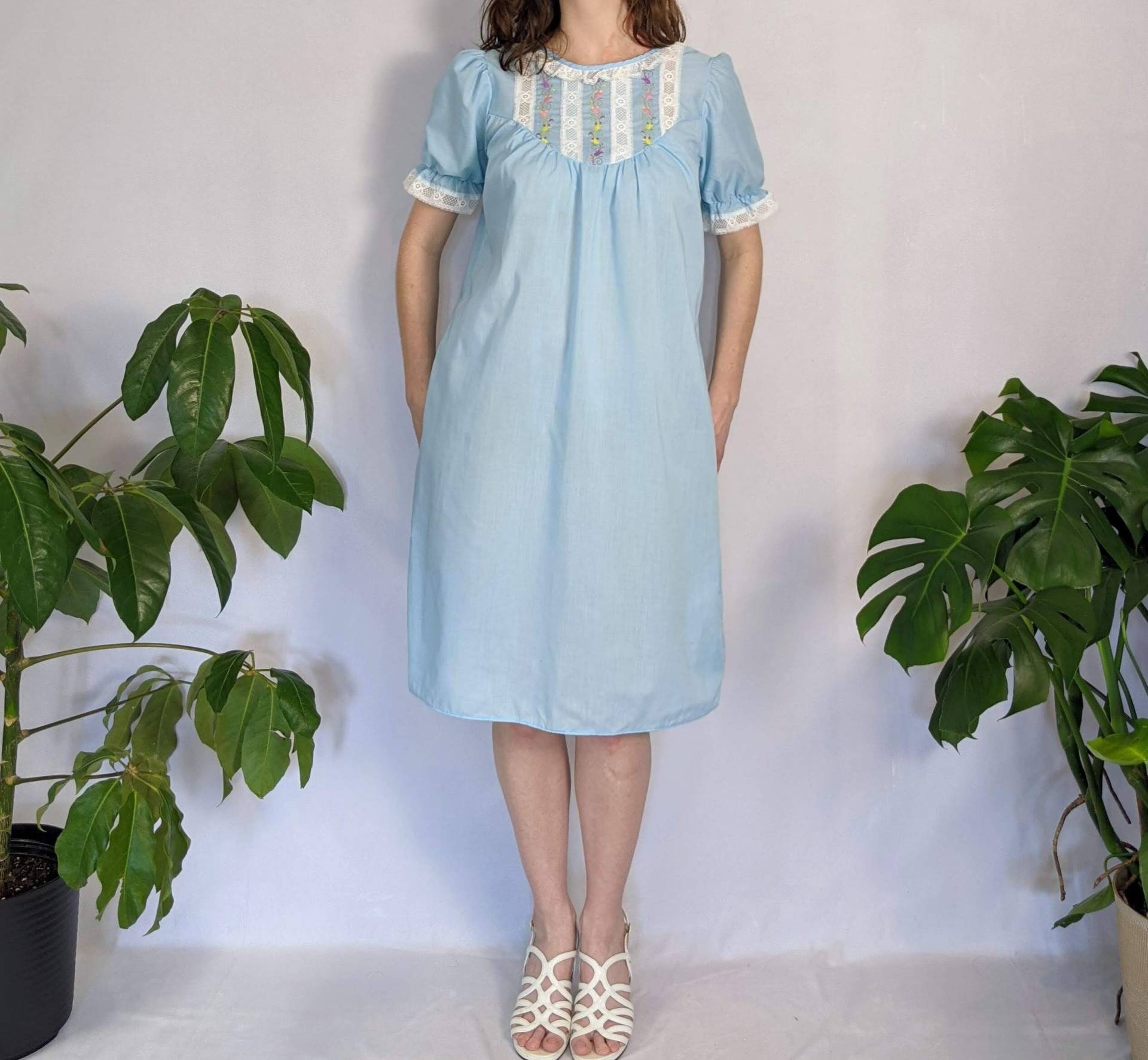 Vintage Puffed Blue Floral Besticktes Nachthemd 1960Er Jahre Handarbeit von Phrodyte
