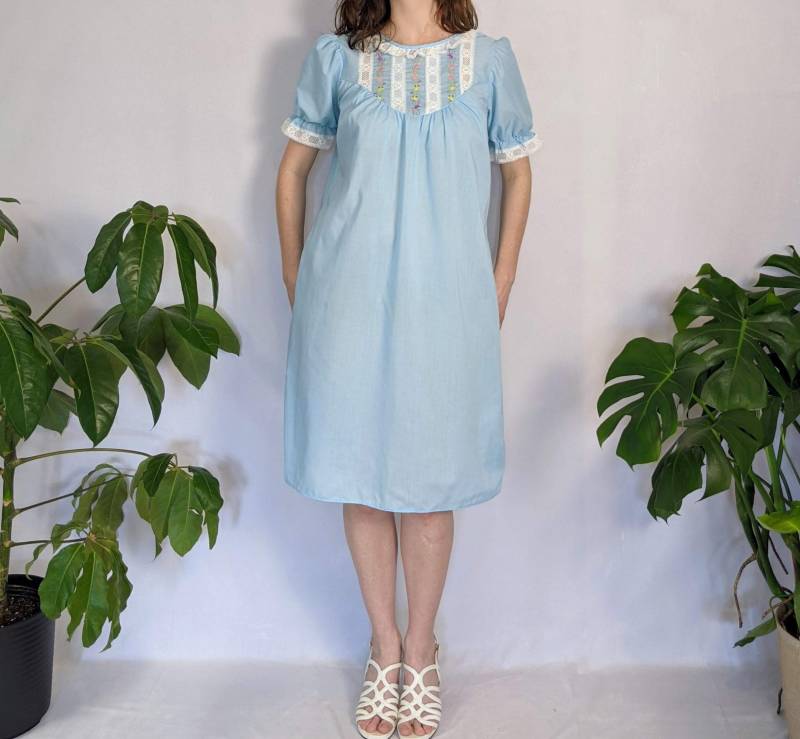 Vintage Puffed Blue Floral Besticktes Nachthemd 1960Er Jahre Handarbeit von Phrodyte