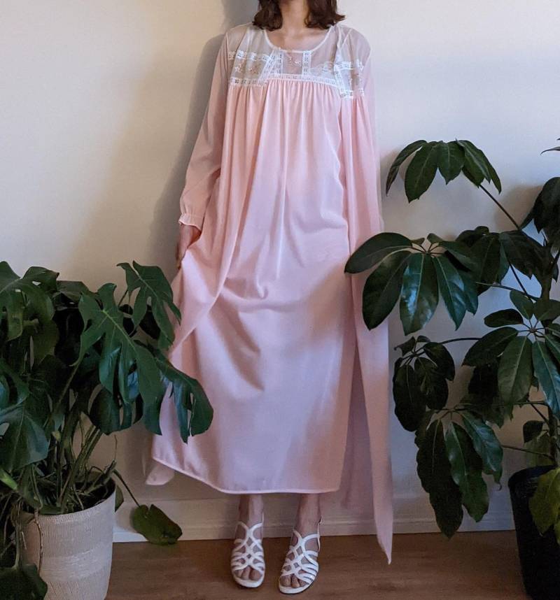 Vintage Rosa Chiffon Blumen Bestickt Peignoir Und Negligee Set 1970Er Jahre von Phrodyte