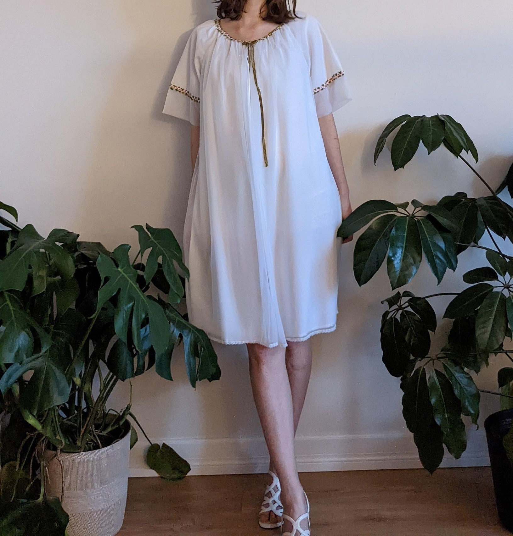 Weiße Chiffon Floral Bestickte Peignoir Robe 1960Er Claire Haddad von Phrodyte