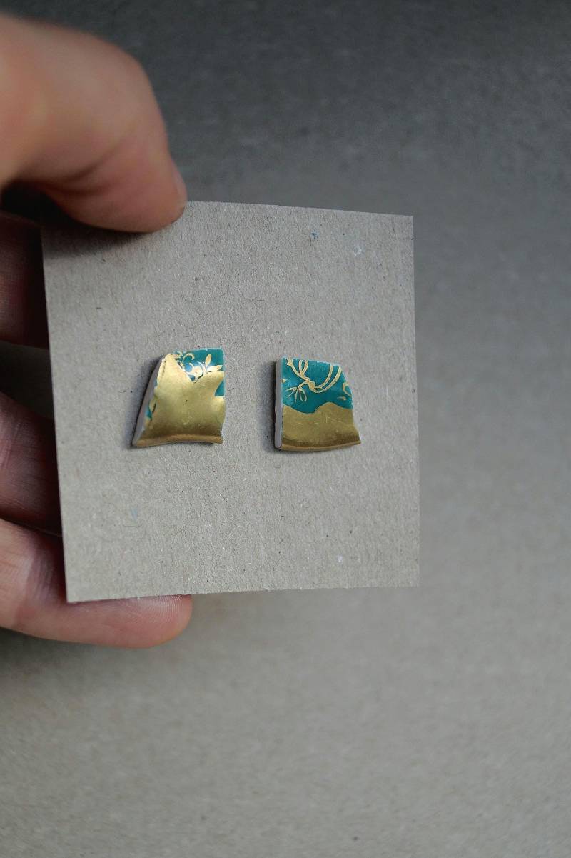 Mady - Grün Goldene Porzellanohrstecker, Upcyclingschmuck, Schmuck Aus Sammeltassen, Statementschmuck von PiaHeise