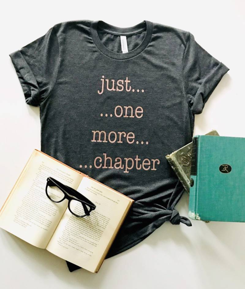 Nur Ein Kapitel Unisex Shirt | Buch Club Shirts Buch-Liebhaber-Geschenke Für Bookclubs Lesen Geschenk Weihnachts-Gifs Leser von PiaMiaBoutique