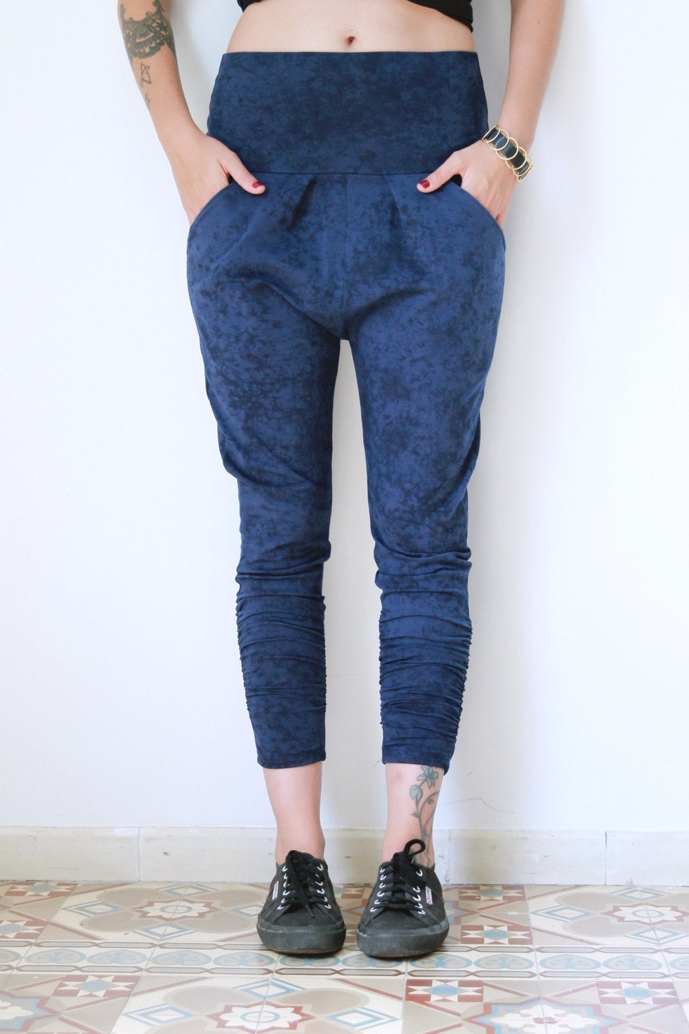 Blau Bedruckte Baumwolle Yoga Hose Tiefer Schritt, Hohe Taille von Picarona