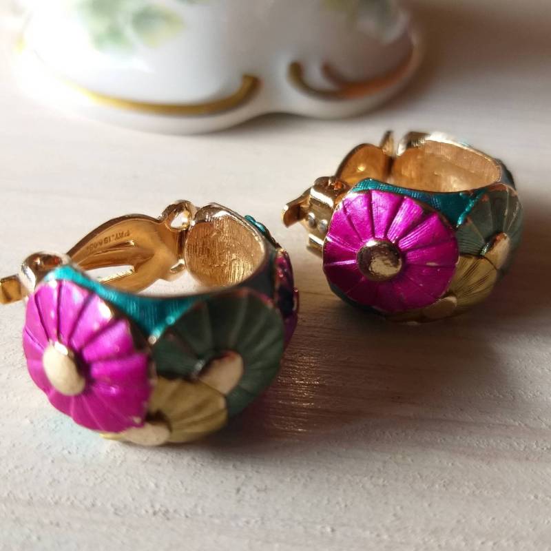 Floral Emaille Hoop Ohrclips Signiert Pat.156452 Vintage von PicasolaVintageShop
