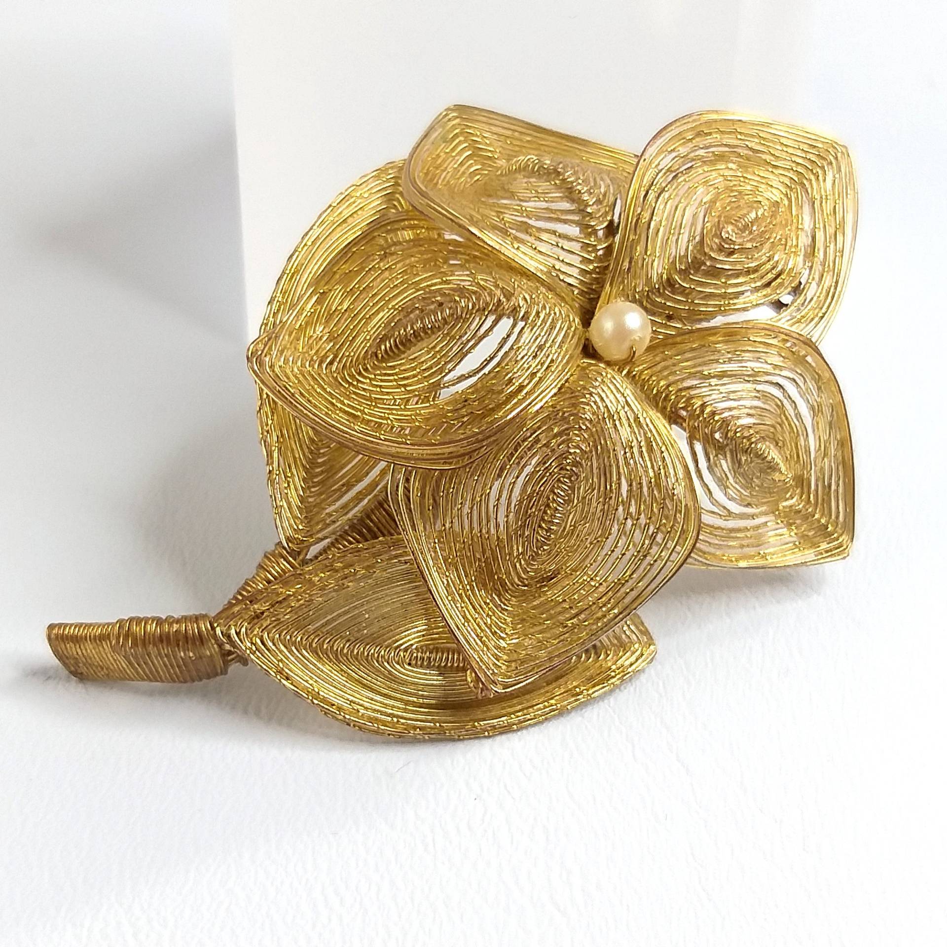 Goldfarbene Vintage Blumendraht-Brosche von PicasolaVintageShop