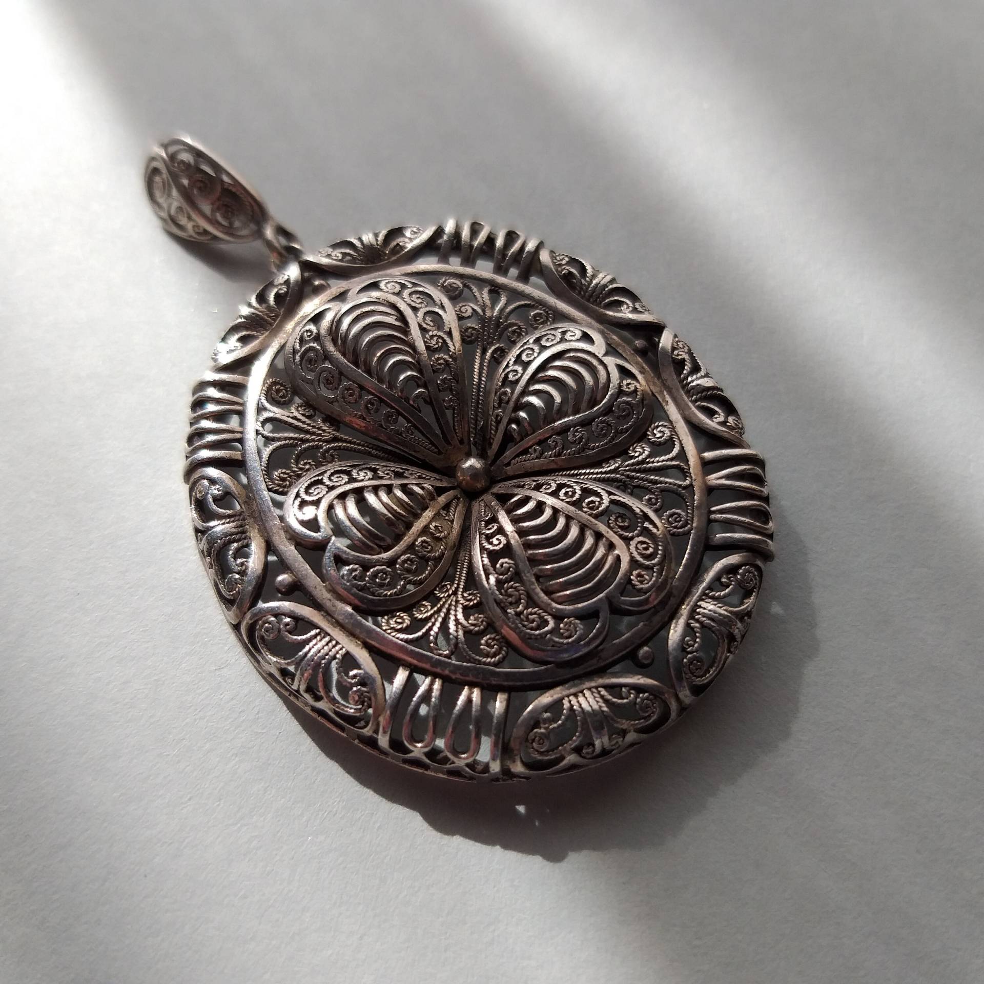 Antiker Silberner Filigraner Ovaler Anhänger, Art Deco Blumenschmuck | 1910Er Jahre von PicasolaVintageShop