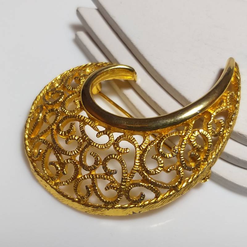 Hollywood Verzierten Komma Brosche Sicherheitsnadel Goldfarben Vintage von PicasolaVintageShop