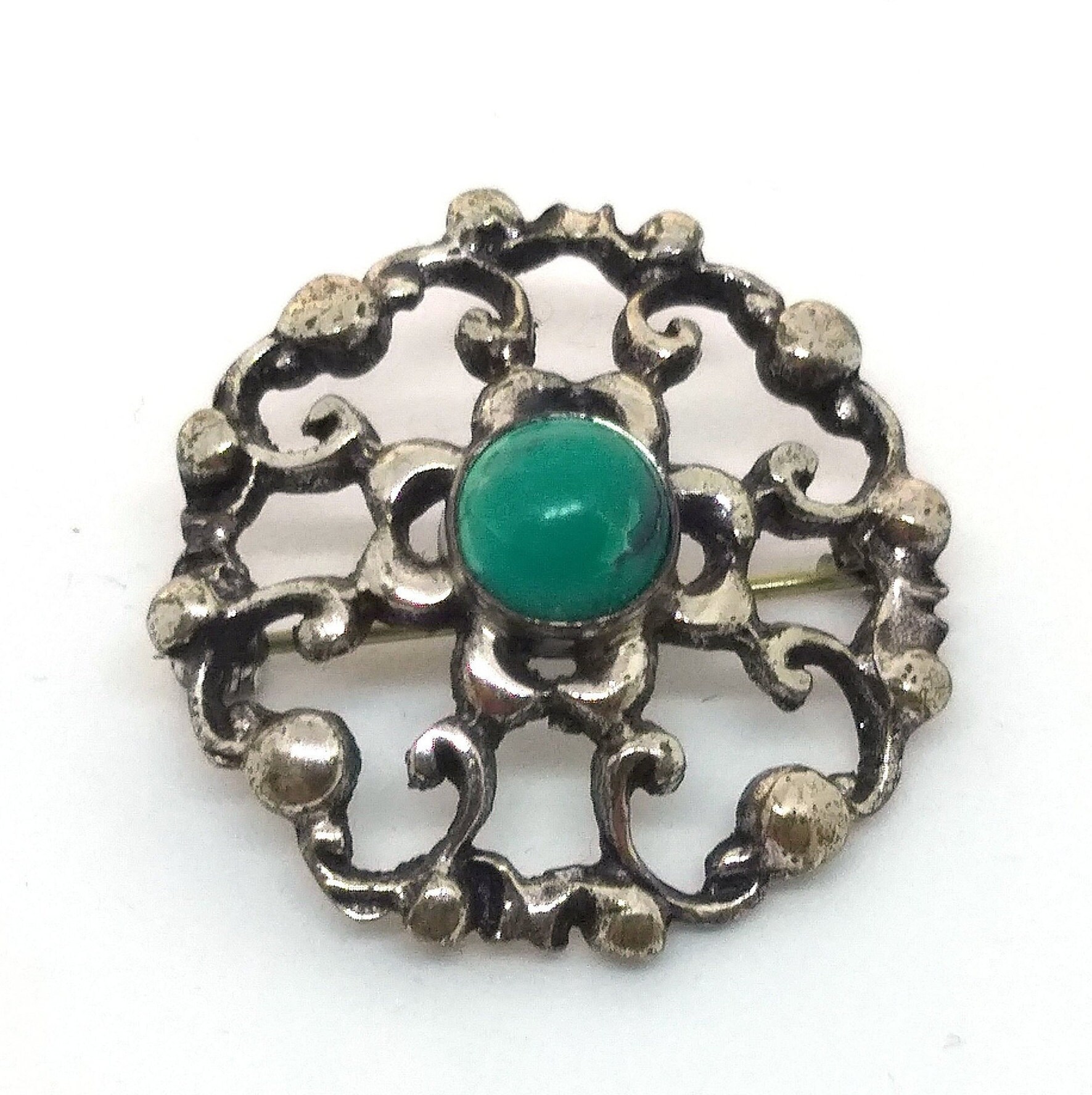 Silber 835 Durchbrochene Runde Brosche Mit Vintage Grünem Edelstein-Einsatz von PicasolaVintageShop