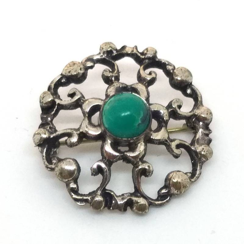 Silber 835 Durchbrochene Runde Brosche Mit Vintage Grünem Edelstein-Einsatz von PicasolaVintageShop