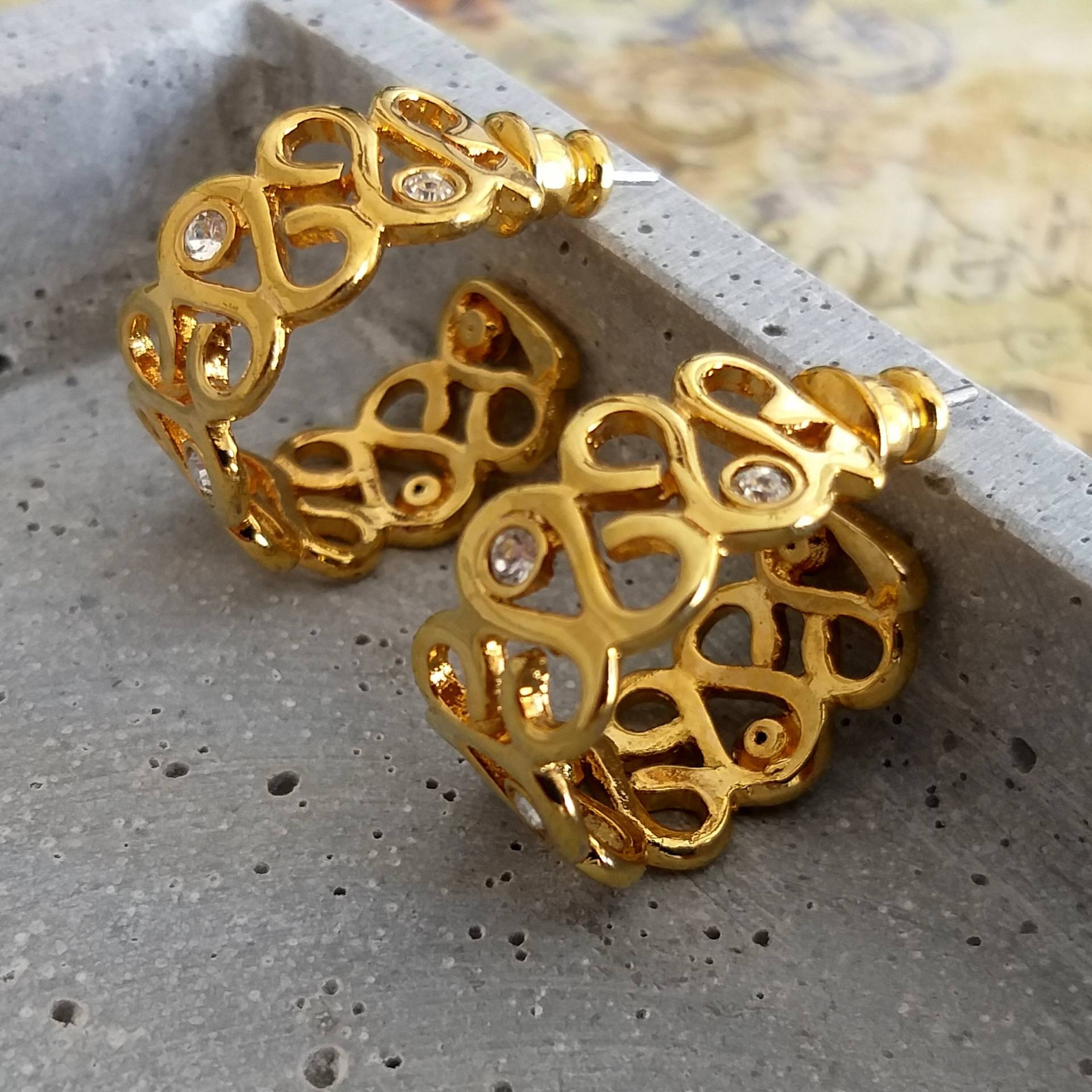 Twisted Creolen Ohrstecker Mit Strasssteinen Gold Ton Vintage von PicasolaVintageShop