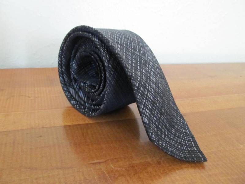 1950S Vintage Krawatte, Schwarz-Silbernes Kreuzschraffur-Muster, Acetat Und Viskose von PicassosStudio