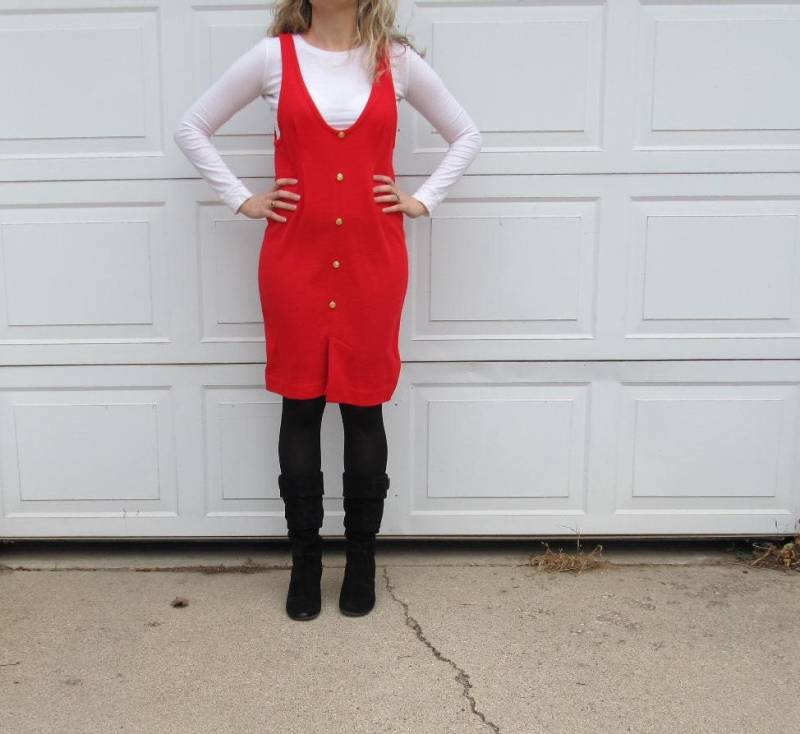 1960Er Jahre Roter Damenpullover Mit V-Ausschnitt Und Auffälligen Knöpfen von PicassosStudio