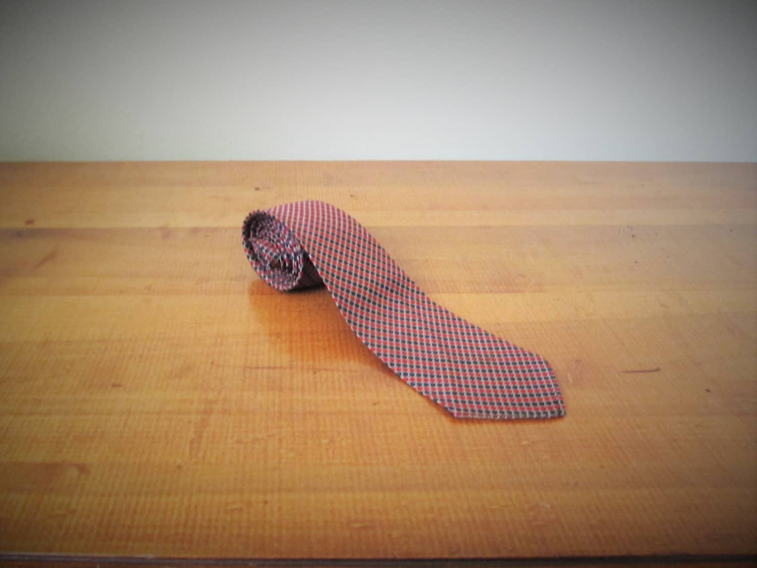 1960S Schmale Herrenkrawatte, Vintage Krawatte, Rote Und Blaue Punkte, Botany Seidenkrawatte von PicassosStudio