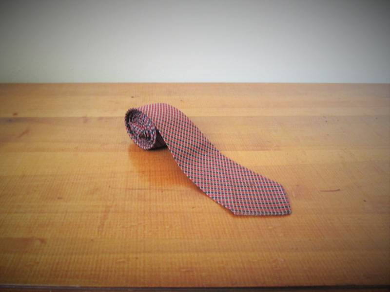 1960S Schmale Herrenkrawatte, Vintage Krawatte, Rote Und Blaue Punkte, Botany Seidenkrawatte von PicassosStudio