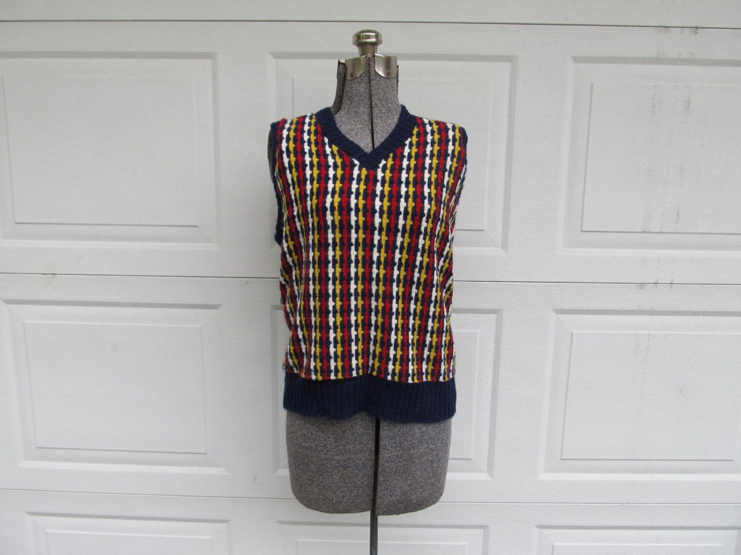 1970Er Jahre Acryl Pullover Weste, Rot, Weiss, Gelb, Und Blau, Wissenschaft, Adreppy Nerd, S/M von PicassosStudio