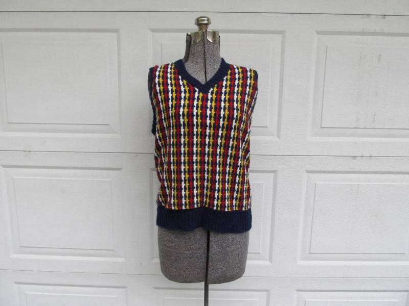 1970Er Jahre Acryl Pullover Weste, Rot, Weiss, Gelb, Und Blau, Wissenschaft, Adreppy Nerd, S/M von PicassosStudio