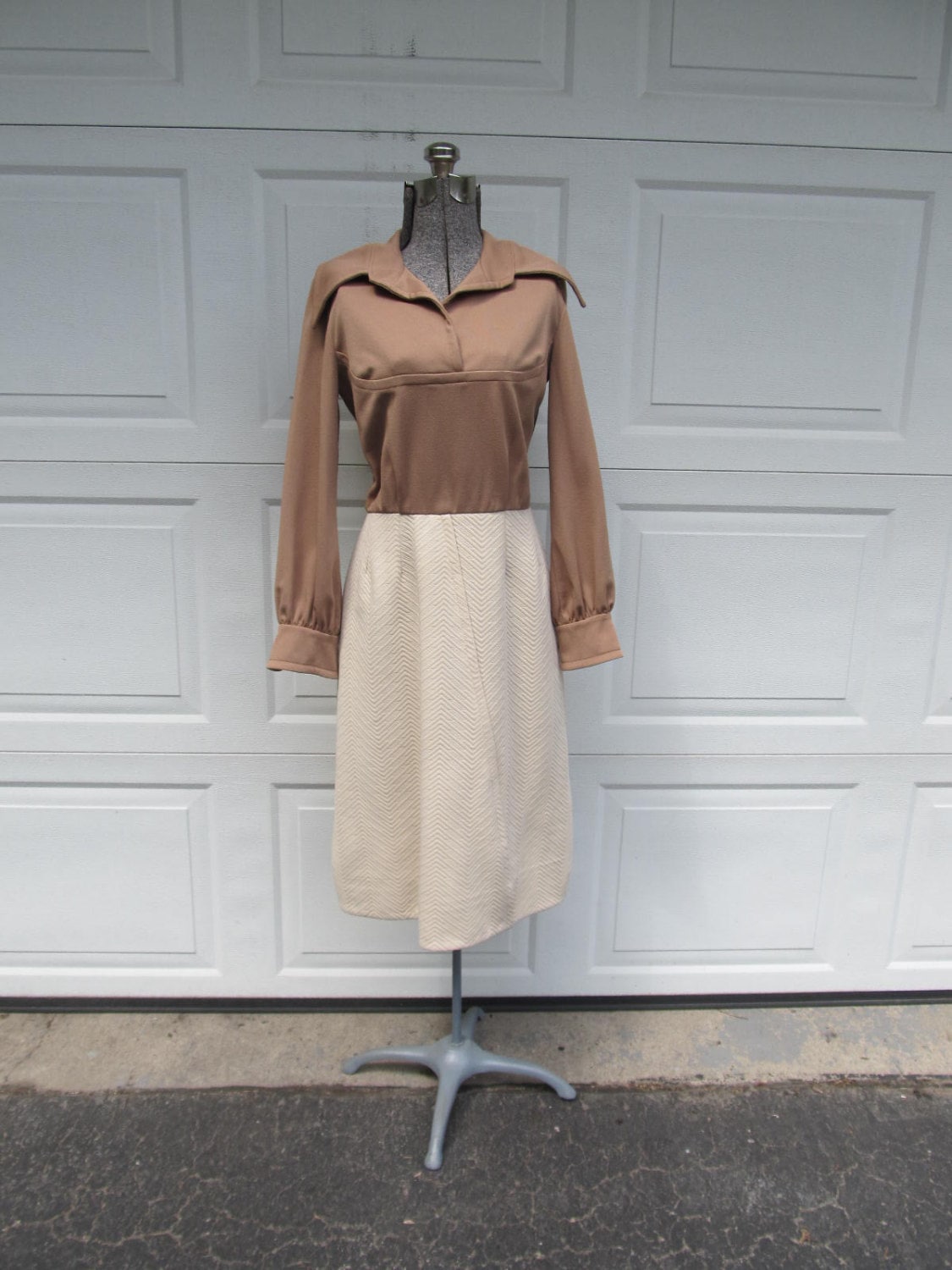 1970Er Jahre Hemdkleid in Hellbraun Und Khaki Mit Breitem Kragen, Sears Kleid, Sekretärin S von PicassosStudio